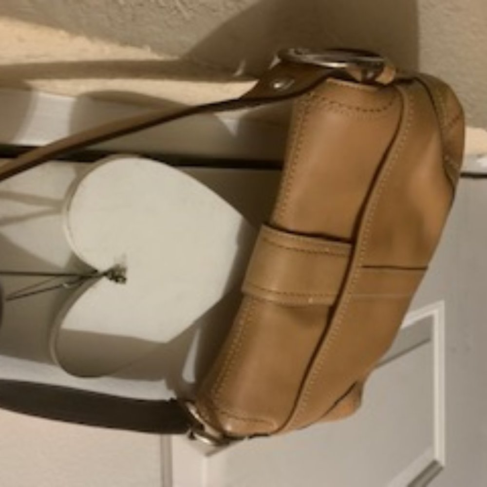 Coach- soho crossbody-tan